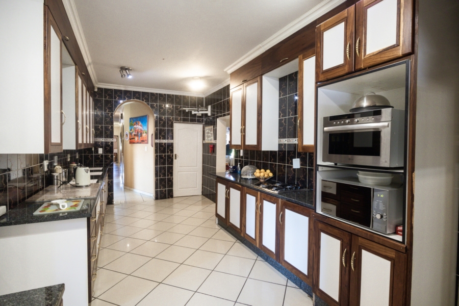5 Bedroom Property for Sale in Azalea Park North West